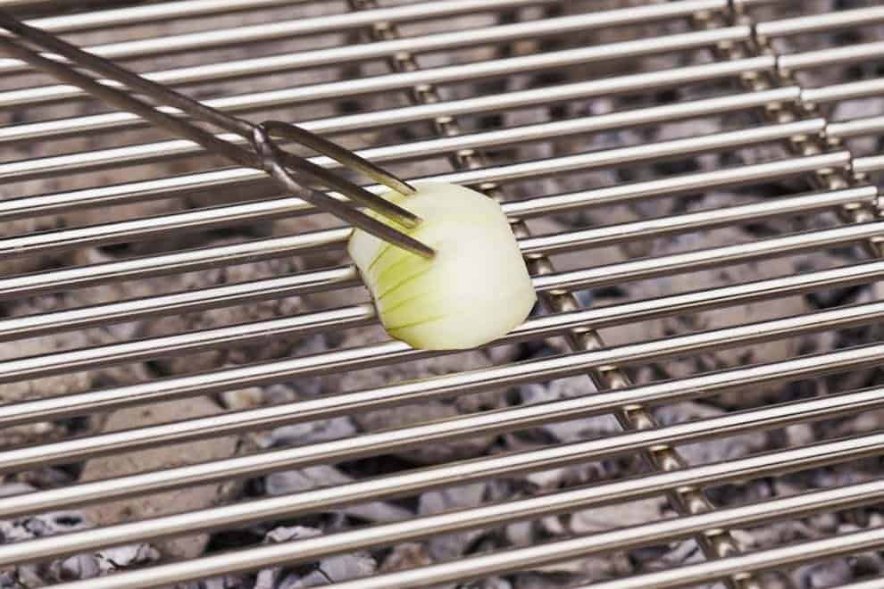 Comment bien nettoyer sa grille de barbecue mes astuces