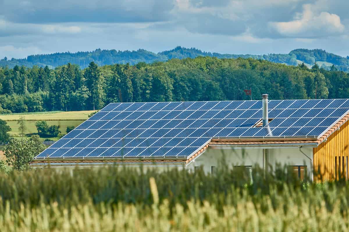 des panneaux solaires installés sur le toit permettent d'optimiser le pouvoir solaire