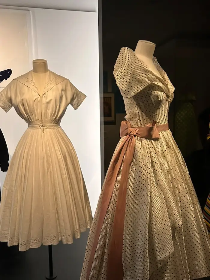 robes christian dior présentées dans la maison de granville