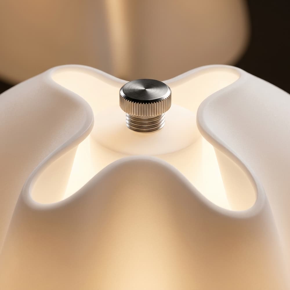 Gros plan détaillé sur le diffuseur blanc opale en méthacrylate thermoformé de la lampe Pipistrello