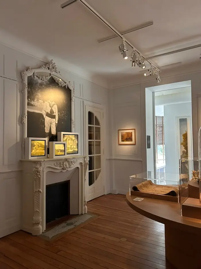 l'entrée et la cheminée de la maison dor à granville